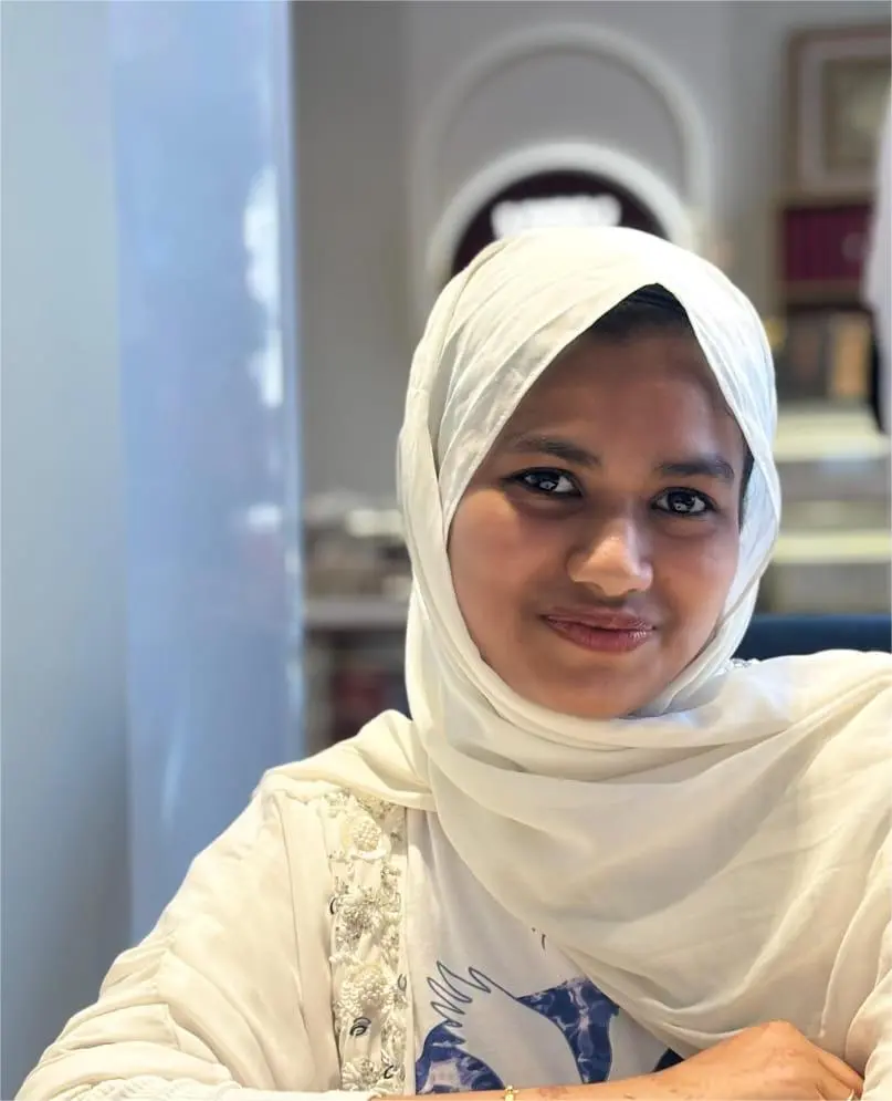 girl who is a small business owner collabrated with a freelance digital marketer in dubai